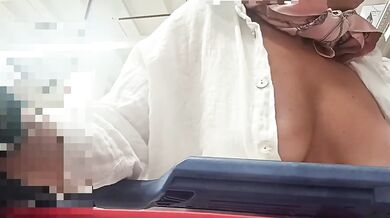 Moglie troia al supermercato con tette fuori e capezzoli lunghi