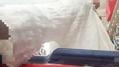 Moglie troia al supermercato con tette fuori e capezzoli lunghi
