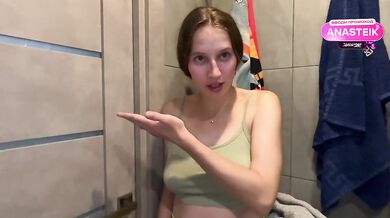 подруга мачехи застукала в ванной и помогла своим ротиком