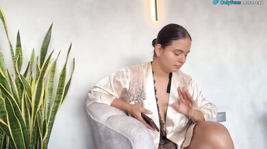 Chica De Buen Cuerpo Se Deja Comer Por El Esposo De Su Mejor Amiga Mientras Ella No Esta En Casa