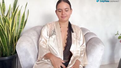 Chica De Buen Cuerpo Se Deja Comer Por El Esposo De Su Mejor Amiga Mientras Ella No Esta En Casa