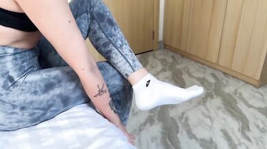 Horny Neighbor Came Over After Workout for Foot Massage and Got Cum in Her Mouth