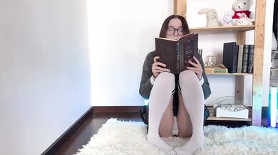 Schoolgirl Finds Books Boring and Chooses Hot Amateur Anal With Dildo