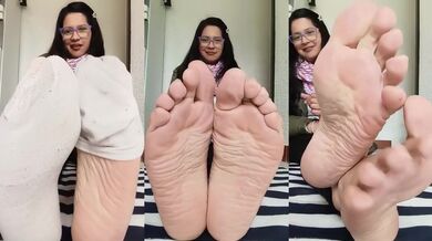 Smelly Latin MILF Soles Gushing With Sweat Destroyed