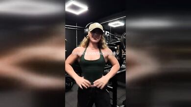 Skylar Mae Gym Livestream Fail Accidentally Exposes Pussy