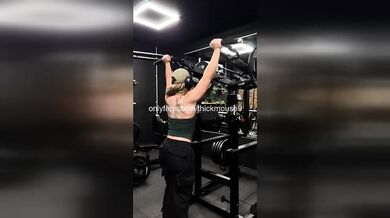 Skylar Mae Gym Livestream Fail Accidentally Exposes Pussy