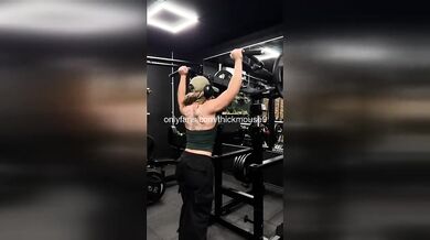 Skylar Mae Gym Livestream Fail Accidentally Exposes Pussy