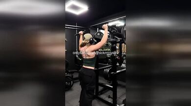Skylar Mae Gym Livestream Fail Accidentally Exposes Pussy