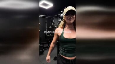Skylar Mae Gym Livestream Fail Accidentally Exposes Pussy