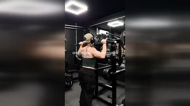 Skylar Mae Gym Livestream Fail Accidentally Exposes Pussy