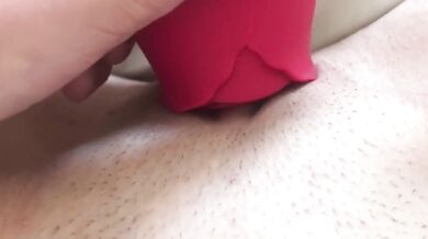 Clit Suction Vibrator Makes Amateur Babe Cum Easily