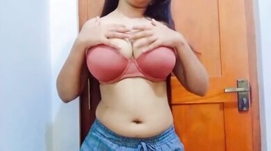 Sri Lankan Natural Bigboobs Amateur Hot Girl Bra Solo