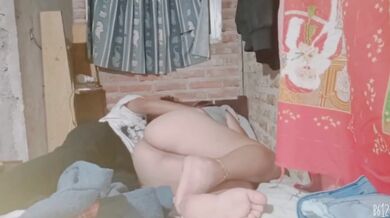 Pijamada con mi mejor amiga termina en sexo hardcore mientras estamos acostados