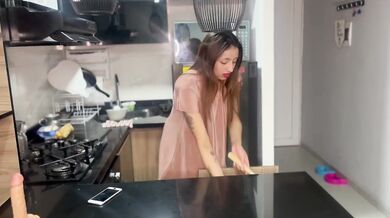 La Empleada De Servicio En La Cocina Se Chupa La Polla En Silencio