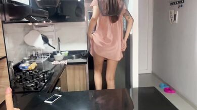 La Empleada De Servicio En La Cocina Se Chupa La Polla En Silencio