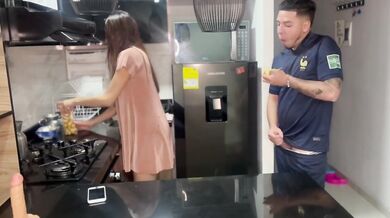 La Empleada De Servicio En La Cocina Se Chupa La Polla En Silencio