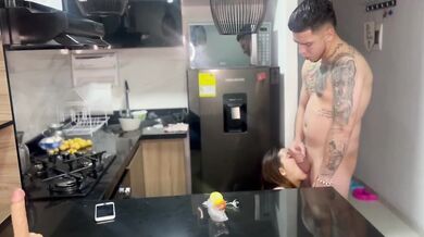 La Empleada De Servicio En La Cocina Se Chupa La Polla En Silencio