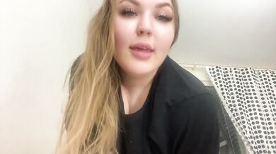 Virtual sex with a curvy hottie