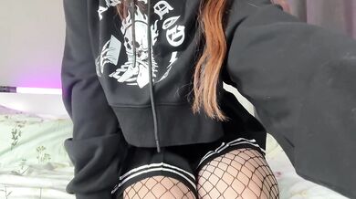 video call with GOTH classmate!! showed how she cums on the pillow ????