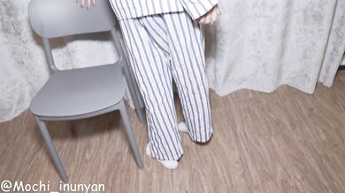 Hospitalized girl masturbates until she squirts urine