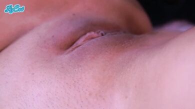 my friend was hungry at night and ate my shaved pussy
