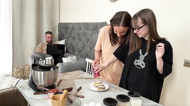 Cooking Russian syrniki leads to a hot threesome / Kate Quinn / Mary Frost