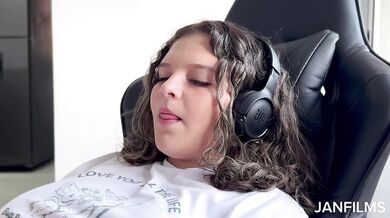 SUCK ME WHILE I PLAY! My friend gives me her tongue in the wet pussy
