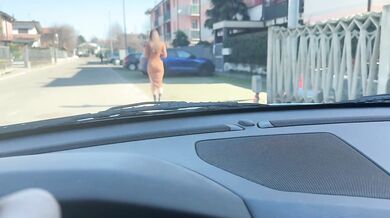 (ITA) ITALIAN GIRLFRIEND CHEATS on her partner in the CAR with his friend