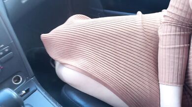 (ITA) ITALIAN GIRLFRIEND CHEATS on her partner in the CAR with his friend