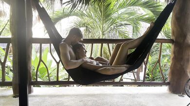 Hildeinlove - Couple amoureux baise tropical sur un hamac