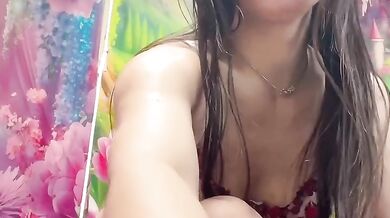 Sitting on floor open her leg legging pink pussy