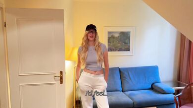 Innocent Pizza Delivery Girl Fucks For Cash In Hotel Room Standing Doggy Cowgirl Missionary