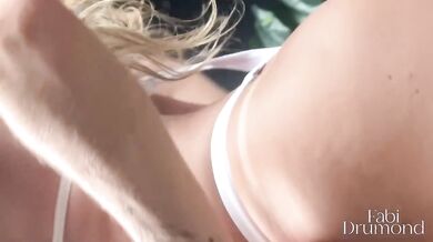 Blonde Amateur MILF masturbates big in pool bikini drenched gushing big butt gostosa