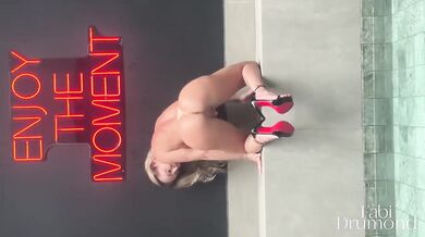 Blonde Amateur MILF masturbates big in pool bikini drenched gushing big butt gostosa