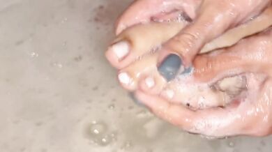 Soapy Soles Destroyed By Gushing Foam Choked Bubbles Amateur Feet Tease