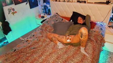 Tattooed Amateurs Squirt And Creampie The Toys