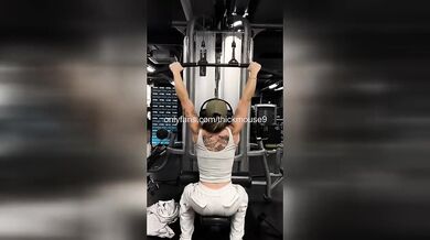 Skylar Mae Gym Babe Accidentally Shows Wet Pussy While Stretching Fail