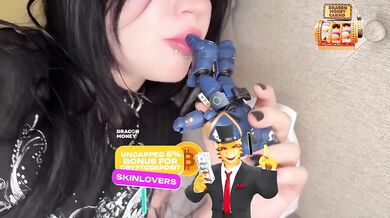 Stepsister Uses Warhammer Toy For Rough Deepthroat With Big Cock