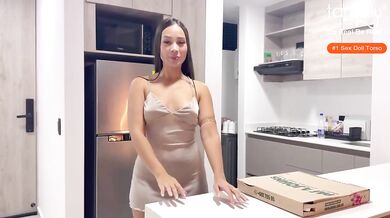 Curvy Latina Brunette Neighbor With Big Ass Fucked Over Mixed Up Pizza Delivery