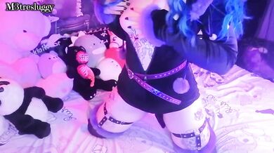 Kuromi Girl Discovers Her Sexuality With Bad Dragon and Plug