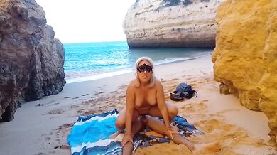 Casal dá uma foda numa praia privada com esposa de big tits big ass boquete anal y vaginal blowjob