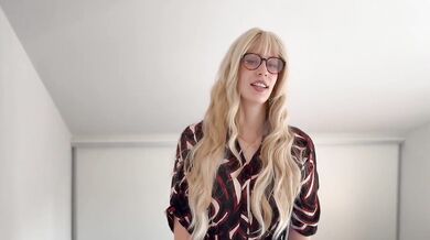 Real Estate Agent Realtor Fucks For Commission Bribe Tour Guide Standing Missionary Cum