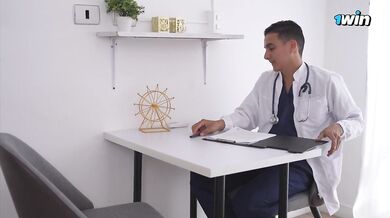 Doctor penetra por el culo a su paciente joven de 18 para curarla - Mells Blanco (Anal Teen)