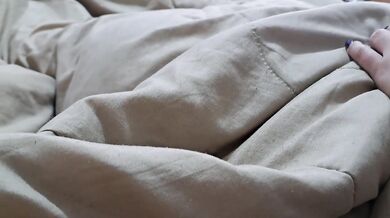 Comparto cama con Madrastra de culo redondo folla con Hijastro