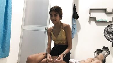 Horny stepsister eagerly asks to suck her stepbrother's cock - TUflacasex