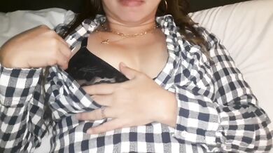 HOT MOM pinay pleasuring herself