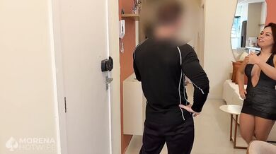 Dirty Married Woman Gets Delivery Guy Full of Desire and Calls Him to Fuck Her Tits Recorded for Horny View