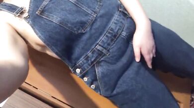 Amateur Girl Wet Denim Overalls Pissing Herself Solo