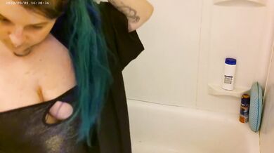 Candid 4K HD Voyeur Shower Girl Smoking Shaving Fingering Pussy to Female Orgasm Cum in Bathtub
