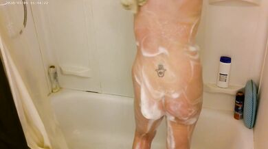 Candid 4K HD Voyeur Shower Girl Smoking Shaving Fingering Pussy to Female Orgasm Cum in Bathtub